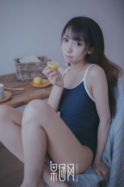 男生和男生一起打撲克